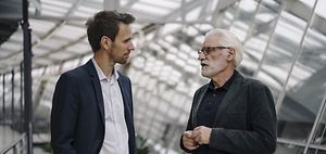 Junger und alter Mann in Nachfolgegespräch