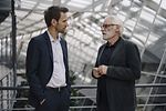 Junger und alter Mann in Nachfolgegespräch