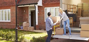 Junges Paar beim Umzug