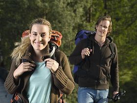 Junges Paar beim Wandern