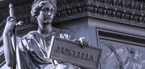 Rechtsreport 2021: Ist Justitia zu langsam und hat Vorurteile?