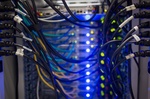 Kabelgewirr von Server mit blauen Lichtern im Hintergrund