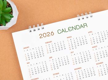 kalender_2026_jahreskalender_tisch_pflanze