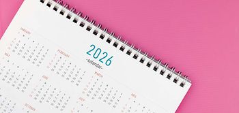 kalender_2026_jahresuebersicht_flatlay_pink