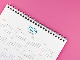 kalender_2026_jahresuebersicht_flatlay_pink