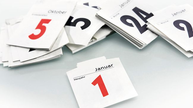 Kalenderblaetter auf Tisch