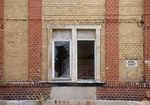 Kaputtes Fenster in alter Fabrikmauer