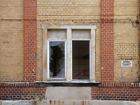 Kaputtes Fenster in alter Fabrikmauer