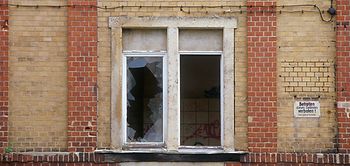 Kaputtes Fenster in alter Fabrikmauer