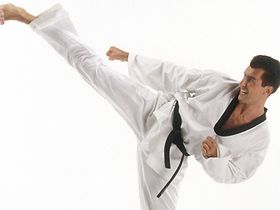 Karate-Kaempfer, Fusstritt