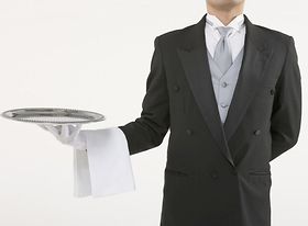Kellner mit Tablett und Rauch