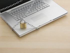 Kette mit Schloss um Notebook