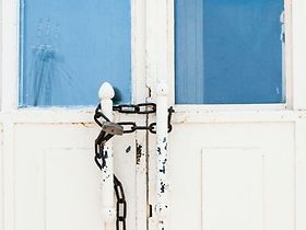 Kette vor verschlossener Tür