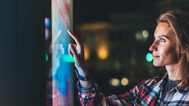 KI_ Frau an touchscreen