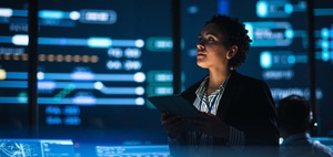 Führungs­kräfte und KI führen Hand in Hand