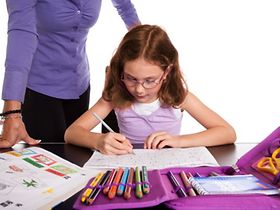 Kind am Schreibtisch lernt