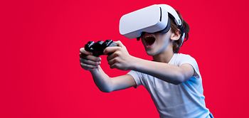 Kind spielt mit VR-Brille