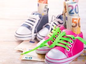 Kinderschuhe gefüllt mit Geld 