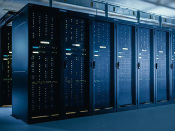 KI_Serverrack_Nahaufnahme