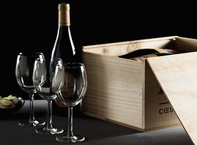 Kiste mit Wein und Weingläsern