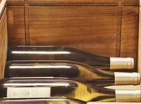 Kiste mit Weinflaschen