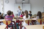 Klassenraum mit Lehrer und Kindern in der Grundschule
