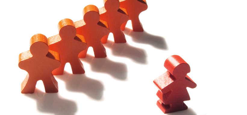 Kleine Holzfiguren, weibliche Figur vorne