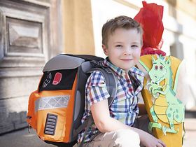 Kleiner Junge mit Schultuete und Schultasche