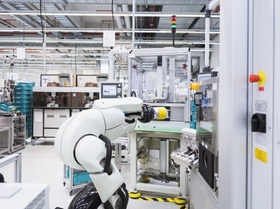 kleiner Roboter in Fabrik