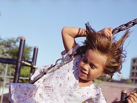 Kleines Maedchen auf Schaukel