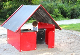 Kleines rotes Haus auf dem Kinderspielplatz
