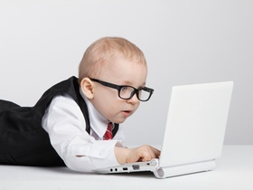 Kleinkind mit Notebook