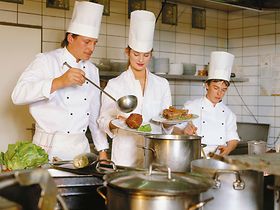 Koch, Koechin, Auszubildender, in Kueche