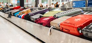 Koffer auf dem Gepäckband im Flughafen