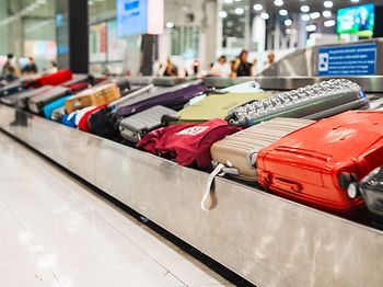 Koffer auf dem Gepäckband im Flughafen