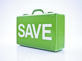 Koffer mit SAVE-Lettern