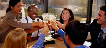 Kollege im Büro feiern: stoßen mit Gläsern an