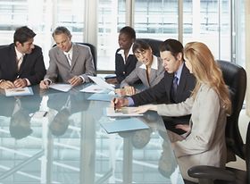 Kollegen an Konferenztisch diskutieren