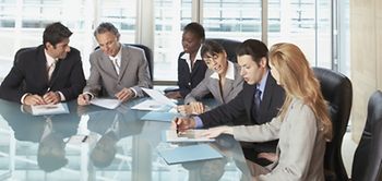 Kollegen an Konferenztisch diskutieren