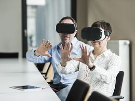Kollegen arbeiten mit 3D-Brille im Büro
