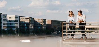 Kollegen auf Balkon