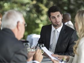 Kollegen bei Geschäftsessen im Freien