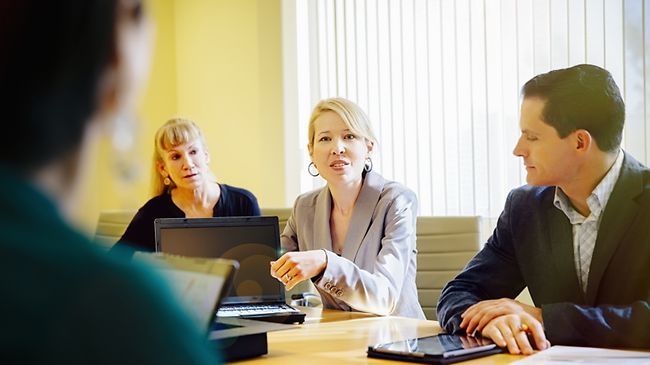 Kollegen in Besprechung an Konferenztisch