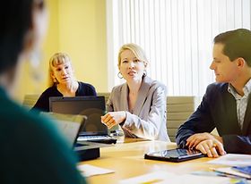 Kollegen in Besprechung an Konferenztisch