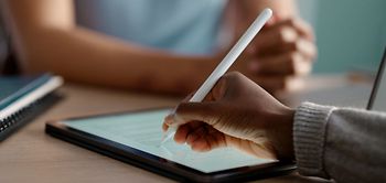 Kollegen schreibt mit Stift auf dem Tablet