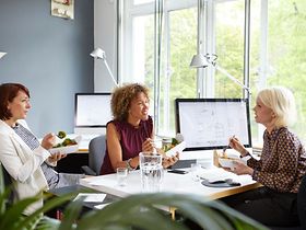 Kolleginnen mit gesundem Mittagessen im Büro
