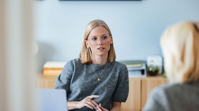 Konzentrierte Frau im Gespräch