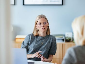 Konzentrierte Frau im Gespräch