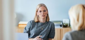 Konzentrierte Frau im Gespräch