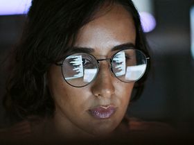 konzentrierte Frau mit Brille